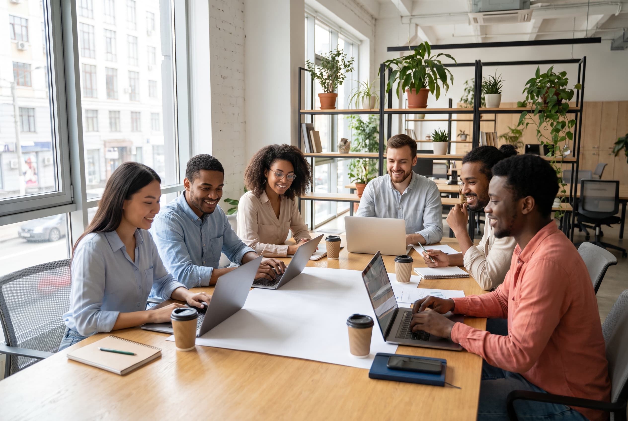 L'équipe digit — jeunes professionnels travaillant ensemble